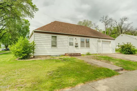 1002 F Ave E, Bismarck, ND 58501