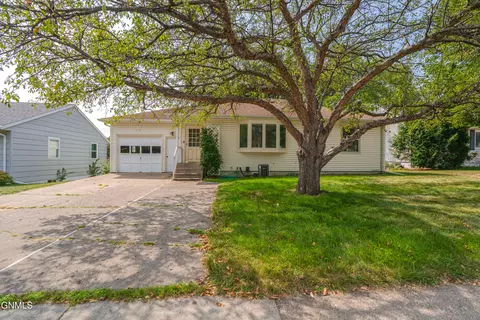 1314 2nd St N, Bismarck, ND 58501