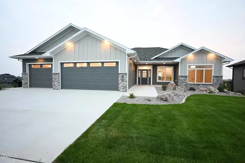 5903 Heritage Rdg Rd, Bismarck, ND 58503
