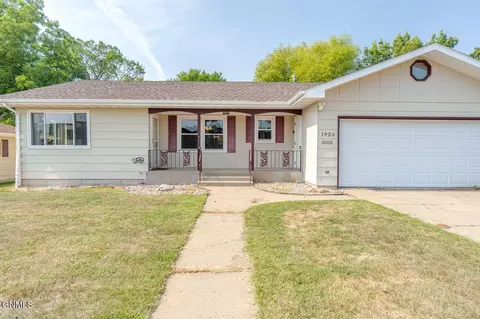 1920 N 2nd St, Bismarck, ND 58501
