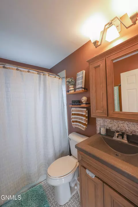 Bath - 505 12th Ave W, Williston, ND 58801 photo 1 of 1