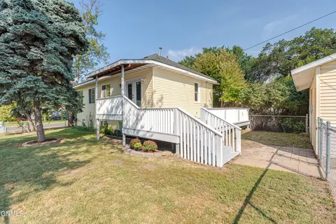 701 N 9th St, Bismarck, ND 58501 photo 2