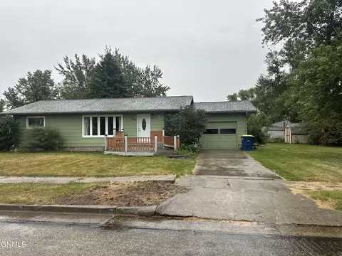 1024 James Ave NE, Jamestown, ND 58401