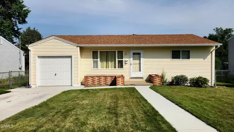 108 12th St NW, Mandan, ND 58554