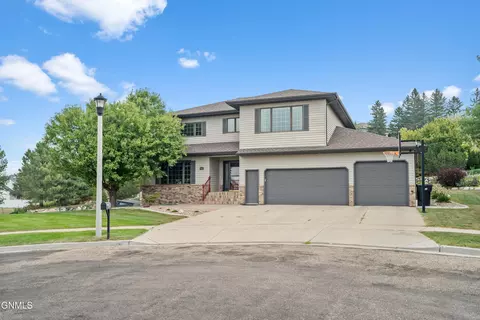 905 Dodge Cir, Bismarck, ND 58503