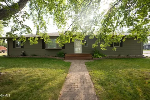 1708 10th Ave NE, Jamestown, ND 58401