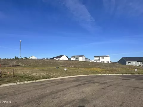 1502 Harp Hawk Dr, Bismarck, ND 58503