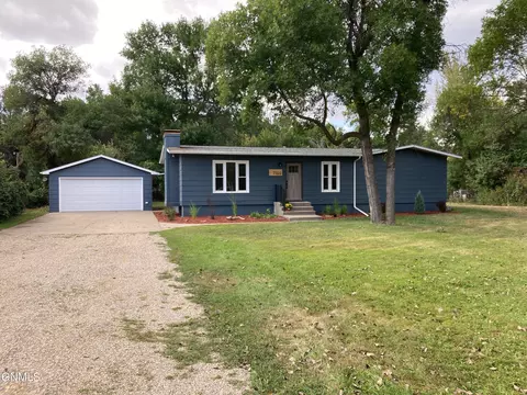 7322 Lariat Ln, Bismarck, ND 58503