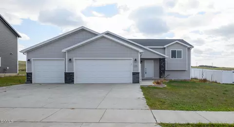 703 Cobblestone Loop SW, Mandan, ND 58554