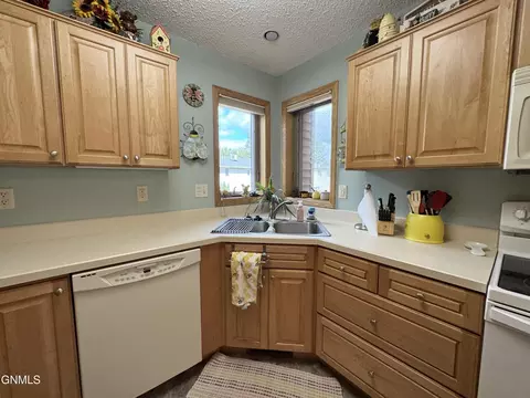 1522 Cimarron Dr, Bismarck, ND 58503 photo 31