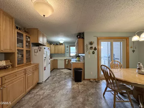 1522 Cimarron Dr, Bismarck, ND 58503 photo 6