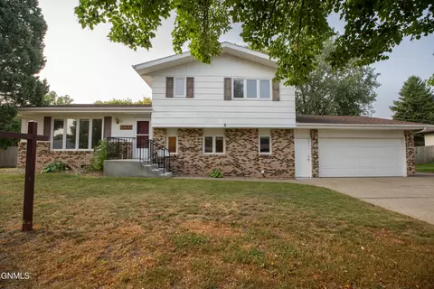 1905 N Grandview Ln, Bismarck, ND 58503