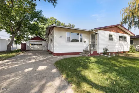 1507 2nd Ave E, Williston, ND 58801