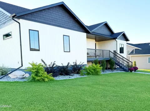5411 Titanium Dr, Bismarck, ND 58503 photo 2