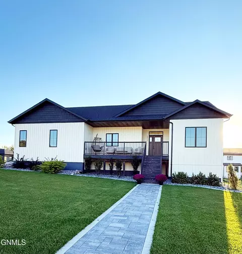5411 Titanium Dr, Bismarck, ND 58503