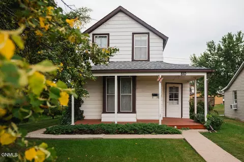 810 9th Ave SE, Jamestown, ND 58401