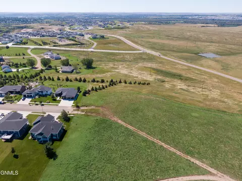 5306 Cornice Dr, Bismarck, ND 58503 photo 4