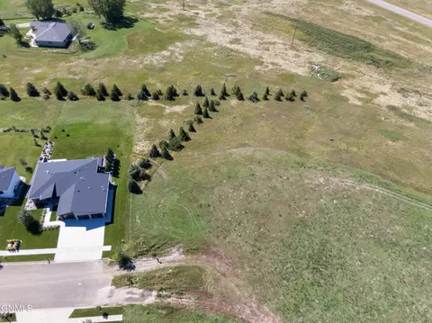 5306 Cornice Dr, Bismarck, ND 58503 photo 2