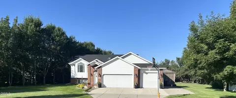 5300 Apple Creek Dr, Bismarck, ND 58504