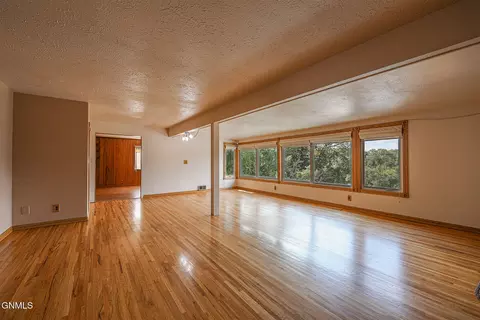 Living - 706 Crescent Ln, Bismarck, ND 58501 photo 2 of 6