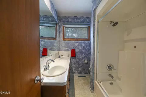 Bath - 706 Crescent Ln, Bismarck, ND 58501 photo 2 of 6