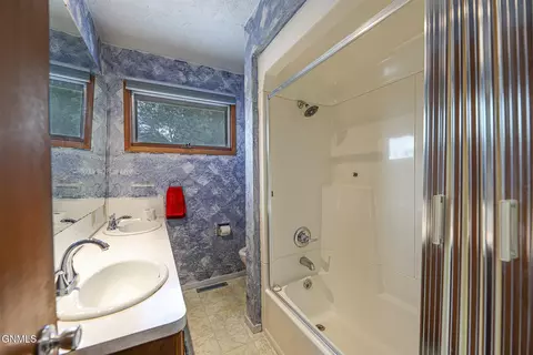 Bath - 706 Crescent Ln, Bismarck, ND 58501 photo 3 of 6