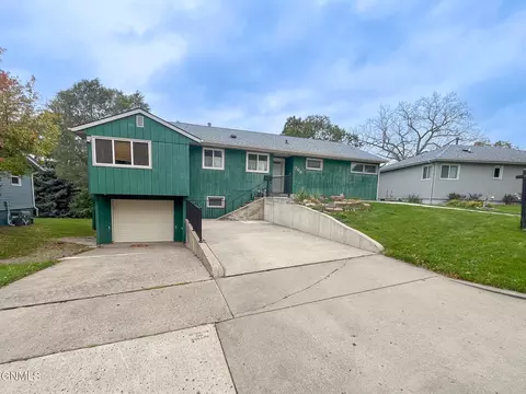706 Crescent Ln, Bismarck, ND 58501