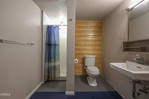 Bath - 706 Crescent Ln, Bismarck, ND 58501 photo 6 of 6