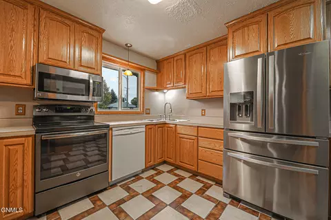 Kitchen - 706 Crescent Ln, Bismarck, ND 58501 photo 2 of 5