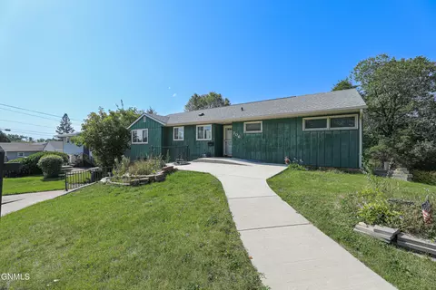 Exterior - 706 Crescent Ln, Bismarck, ND 58501 photo 25 of 25