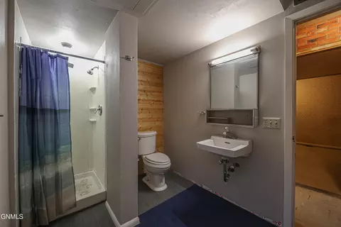 Bath - 706 Crescent Ln, Bismarck, ND 58501 photo 5 of 6