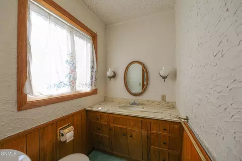 Bath - 706 Crescent Ln, Bismarck, ND 58501 photo 1 of 6