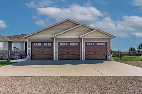 7321 Scenic Hills Rd, Bismarck, ND 58503