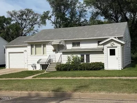 818 19th St, Bismarck, ND 58501