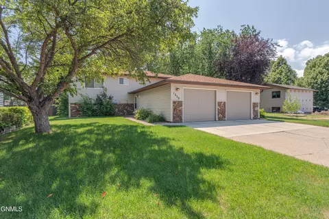 1609 Cologne Dr, Bismarck, ND 58504