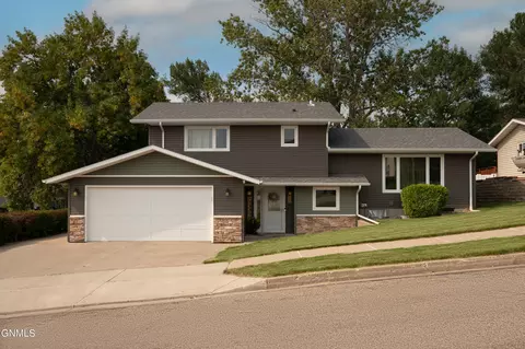 703 8th Ave NE, Mandan, ND 58554