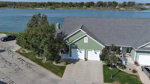 1332 Bayview Ct, Bismarck, ND 58504