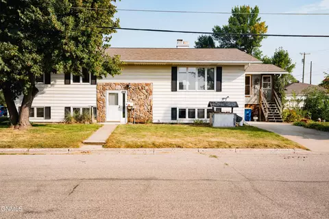 705 11th St SE, Jamestown, ND 58401