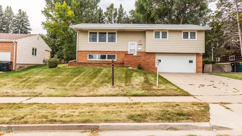 1210 Coulee Rd W, Bismarck, ND 58501