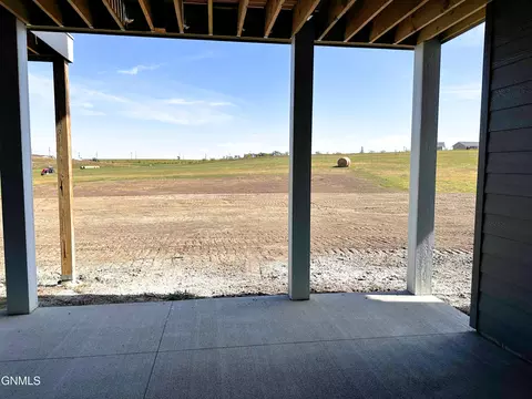 Exterior - 5062 Arrowhead Pl, Williston, ND 58801 photo 6 of 7
