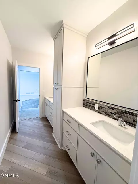 Bath - 5062 Arrowhead Pl, Williston, ND 58801 photo 7 of 10
