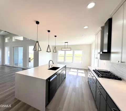 Kitchen - 5062 Arrowhead Pl, Williston, ND 58801 photo 4 of 12