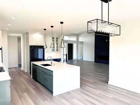 Kitchen - 5062 Arrowhead Pl, Williston, ND 58801 photo 6 of 12
