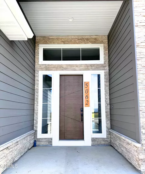 Exterior - 5062 Arrowhead Pl, Williston, ND 58801 photo 3 of 7