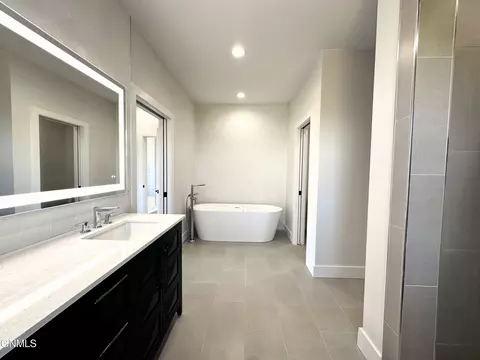 Bath - 5062 Arrowhead Pl, Williston, ND 58801 photo 2 of 10