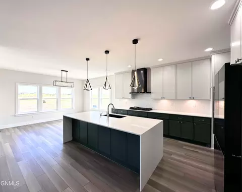 Kitchen - 5062 Arrowhead Pl, Williston, ND 58801 photo 7 of 12