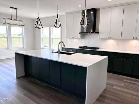 Kitchen - 5062 Arrowhead Pl, Williston, ND 58801 photo 8 of 12
