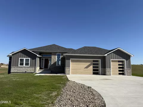 5062 Arrowhead Pl, Williston, ND 58801