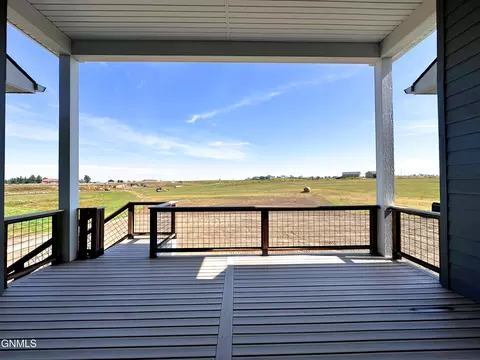 Exterior - 5062 Arrowhead Pl, Williston, ND 58801 photo 5 of 7