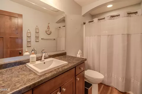 Bath - 6923 Derek Dr, Bismarck, ND 58504 photo 3 of 13